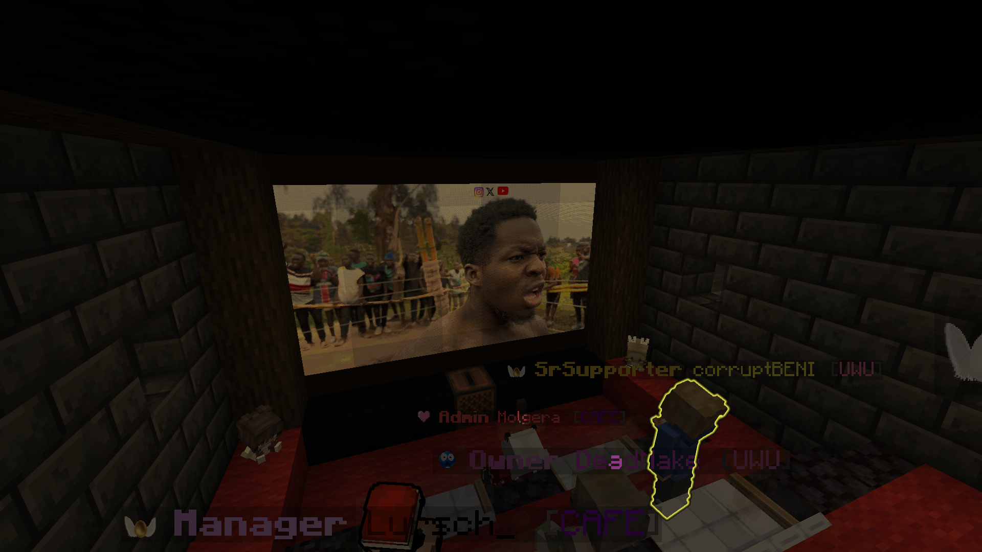 Der laufende Fernseher am Survival-Spawn mit Zuschauern davor